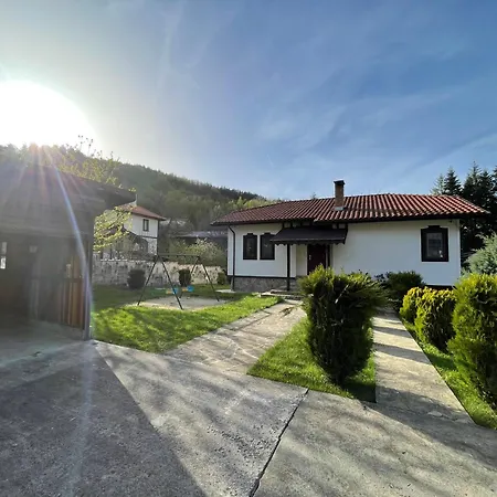 Сasa de vacaciones сияйна зора Plachkovtsi
